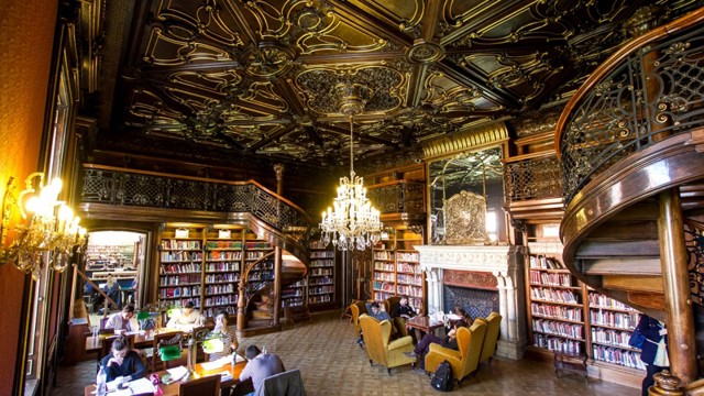 Những thư viện tuyệt vời chẳng khác gì trường Hogwarts ngoài đời ảnh 11