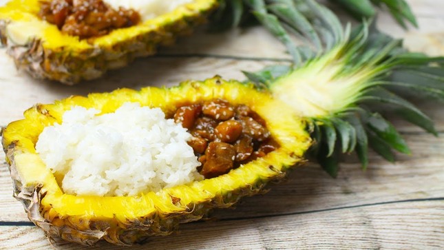 Các món ăn này dường như muôn phần hấp dẫn khi được bày biện trong trái dứa ảnh 3
