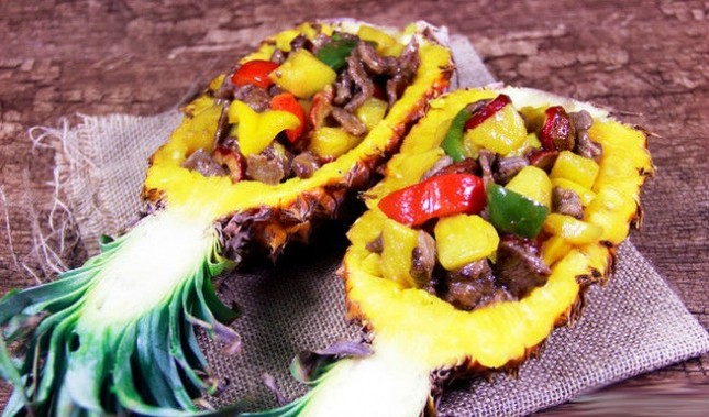 Các món ăn này dường như muôn phần hấp dẫn khi được bày biện trong trái dứa ảnh 8