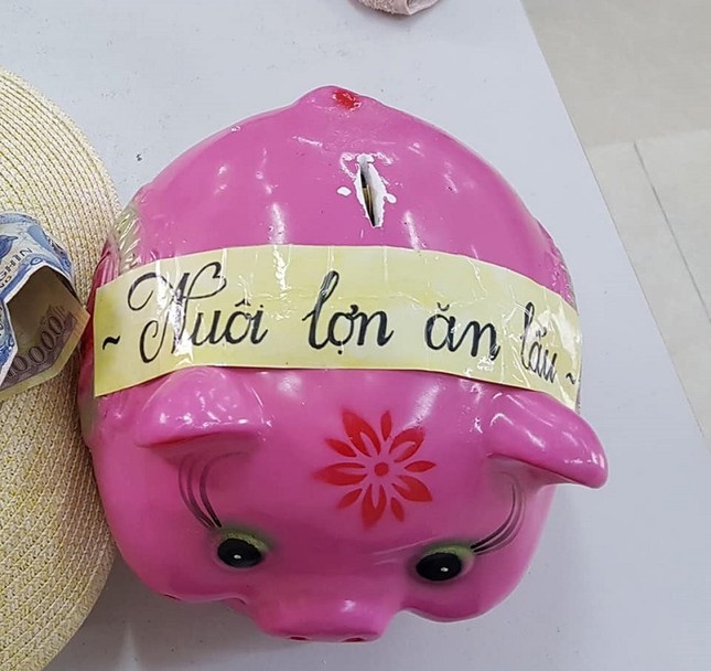 Đồng thuận bỏ ống tiết kiệm, sau 1 tháng tập thể lớp được bữa lẩu no căng bụng ảnh 1