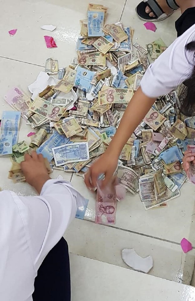 Đồng thuận bỏ ống tiết kiệm, sau 1 tháng tập thể lớp được bữa lẩu no căng bụng ảnh 2