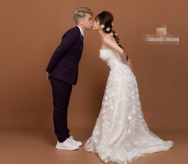 Nhìn tấm thiệp cưới, dân mạng bái phục độ "lầy lội" của vlogger Huy Cung và vợ hot-girl ảnh 4