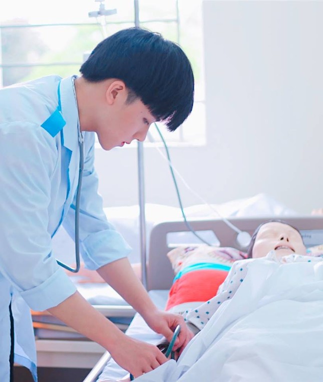 Hãy nhìn sự dịu dàng này đi, nam sinh trường Y khiến bao bạn nữ ôm tim "xin khám" đó! ảnh 1