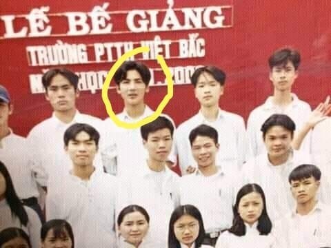 Xem lại ảnh "cha chú" tốt nghiệp 18 năm trước, bất ngờ phát hiện anh em "song sinh" của Sehun (EXO) ảnh 1