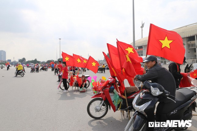 Trước giờ bóng lăn, người hâm mộ Việt Nam rục rịch cờ đỏ "tiếp sức" các cầu thủ ảnh 2