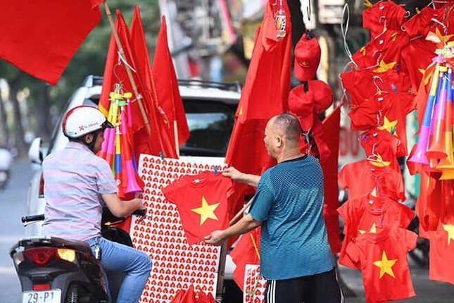 Trước giờ bóng lăn, người hâm mộ Việt Nam rục rịch cờ đỏ "tiếp sức" các cầu thủ ảnh 7