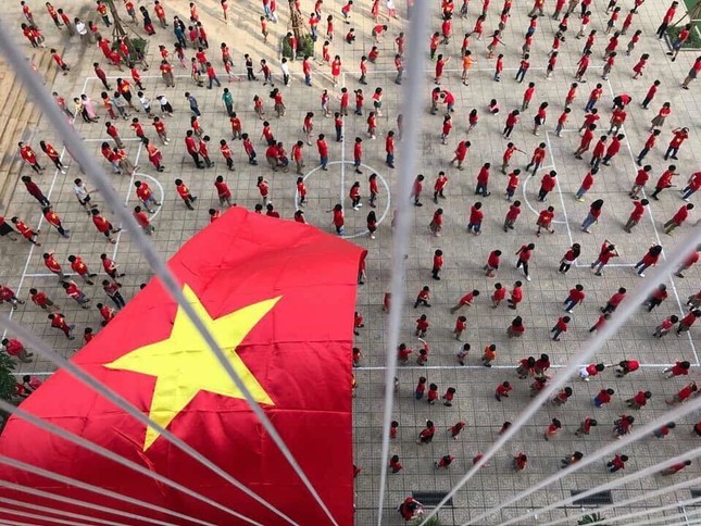 Trước giờ bóng lăn, người hâm mộ Việt Nam rục rịch cờ đỏ "tiếp sức" các cầu thủ ảnh 3