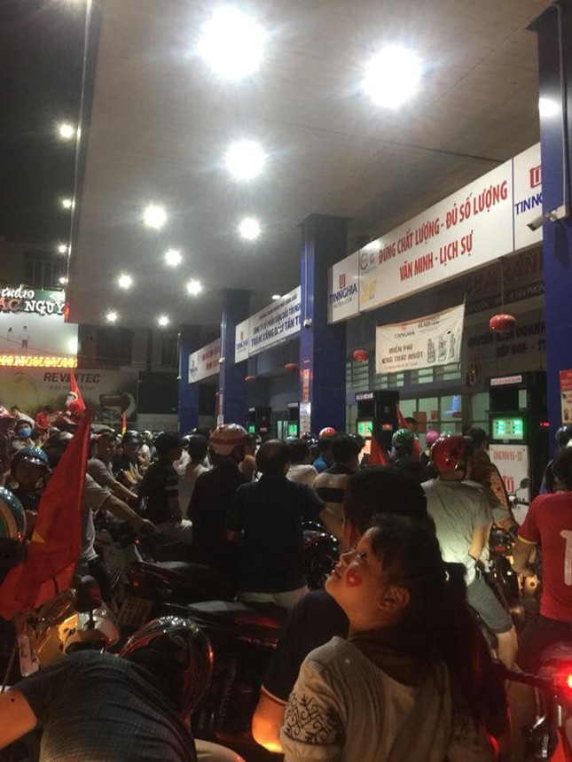 Lại một đêm Việt Nam không ngủ, cả triệu người hân hoan xuống đường đón "bão" cờ hoa! ảnh 5
