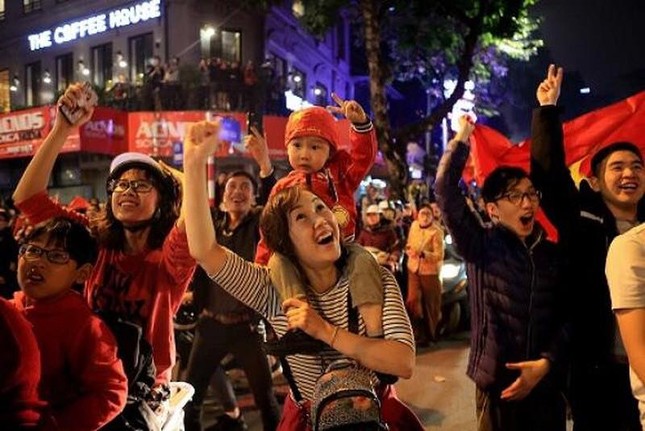 Lại một đêm Việt Nam không ngủ, cả triệu người hân hoan xuống đường đón "bão" cờ hoa! ảnh 1