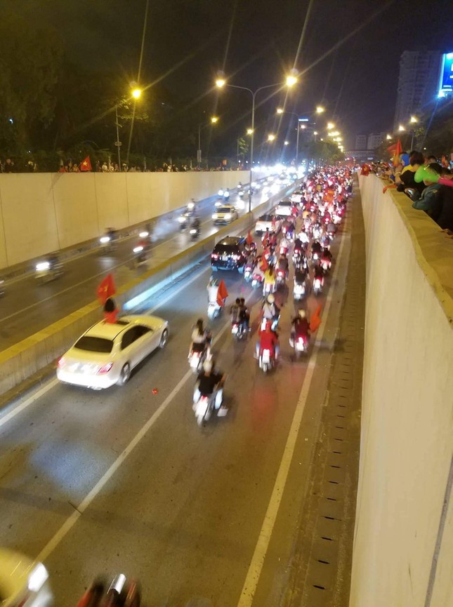 Lại một đêm Việt Nam không ngủ, cả triệu người hân hoan xuống đường đón "bão" cờ hoa! ảnh 6