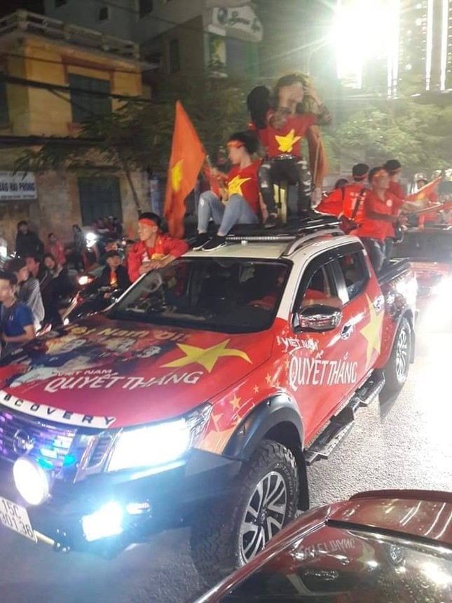 Lại một đêm Việt Nam không ngủ, cả triệu người hân hoan xuống đường đón "bão" cờ hoa! ảnh 7