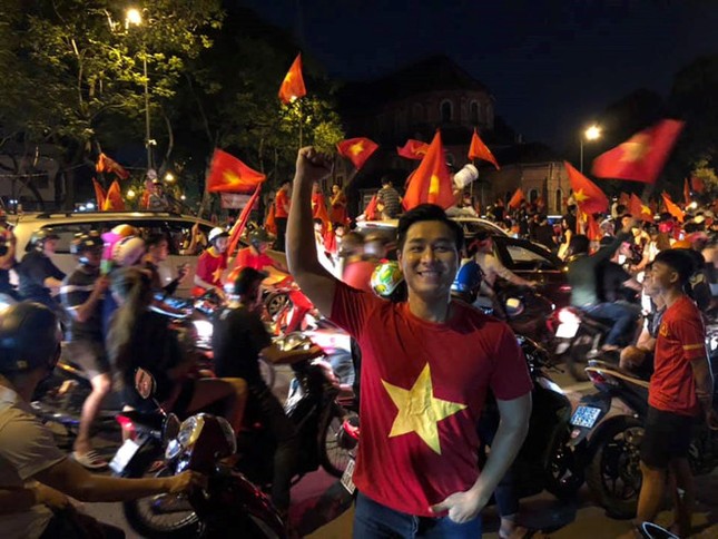 Lại một đêm Việt Nam không ngủ, cả triệu người hân hoan xuống đường đón "bão" cờ hoa! ảnh 2