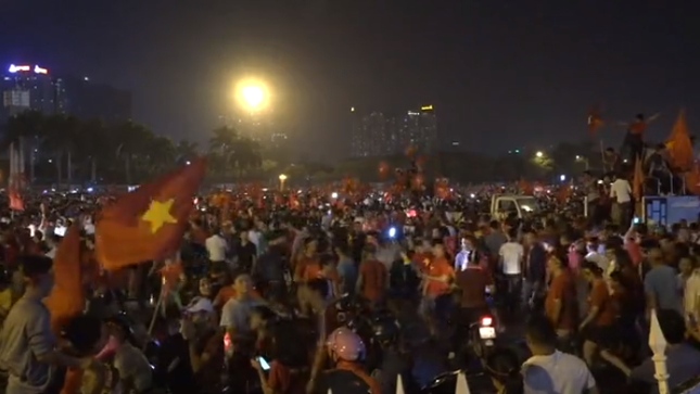 Lại một đêm Việt Nam không ngủ, cả triệu người hân hoan xuống đường đón "bão" cờ hoa! ảnh 8