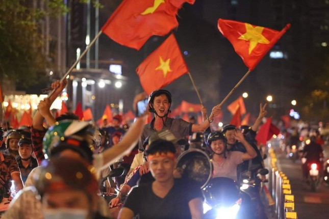 Lại một đêm Việt Nam không ngủ, cả triệu người hân hoan xuống đường đón "bão" cờ hoa! ảnh 3