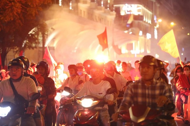 Lại một đêm Việt Nam không ngủ, cả triệu người hân hoan xuống đường đón "bão" cờ hoa! ảnh 4