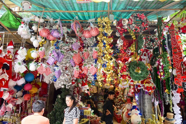 Hà Nội: Phố Hàng Mã tràn ngập không khí Noel ảnh 3