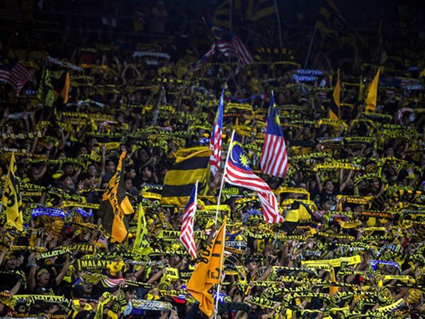 CĐV Malaysia được phát vé vào sân ở trận gặp Việt Nam ảnh 1