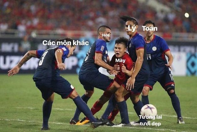 Dân mạng thích thú "mượn" ảnh Quang Hải bị Philippines "ép bốn" để chia sẻ nỗi khổ riêng ảnh 1