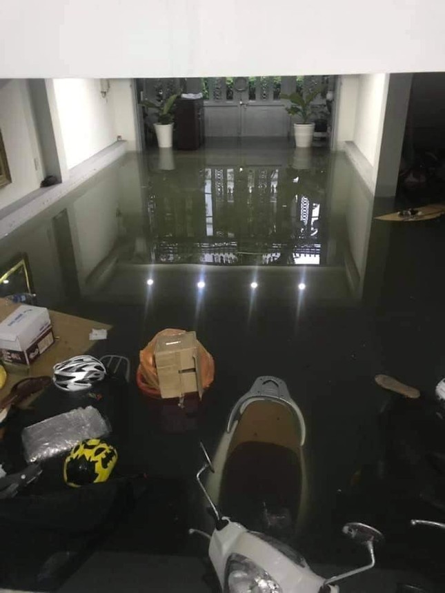 Đà Nẵng: Đường phố bỗng hóa thành sông sau trận mưa lớn kéo dài không ngớt ảnh 3