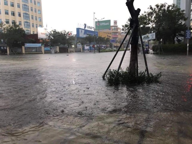 Đà Nẵng: Đường phố bỗng hóa thành sông sau trận mưa lớn kéo dài không ngớt ảnh 5
