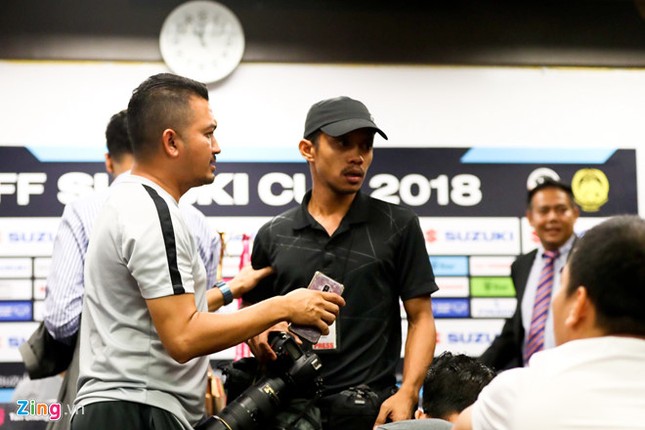 Phóng viên Việt Nam và Malaysia suýt gây gổ trước chung kết AFF Cup ảnh 1