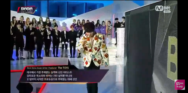 Đại diện Việt Nam té ngã trước Kang Daniel (Wanna One) trong lễ trao giải MAMA 2018 ảnh 3