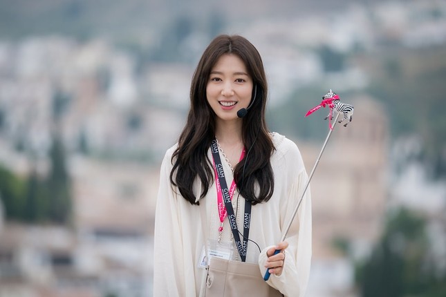 Nhan sắc cuốn hút của Park Shin Hye trong dự án đóng cùng Huyn Bin, Chanyeol (EXO) ảnh 1