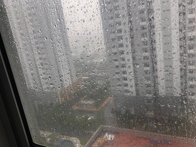 Mưa lớn bất ngờ, trời Sài Gòn tối mù dù đã 8h sáng, dân mạng hoang mang lo bão lại về ảnh 6