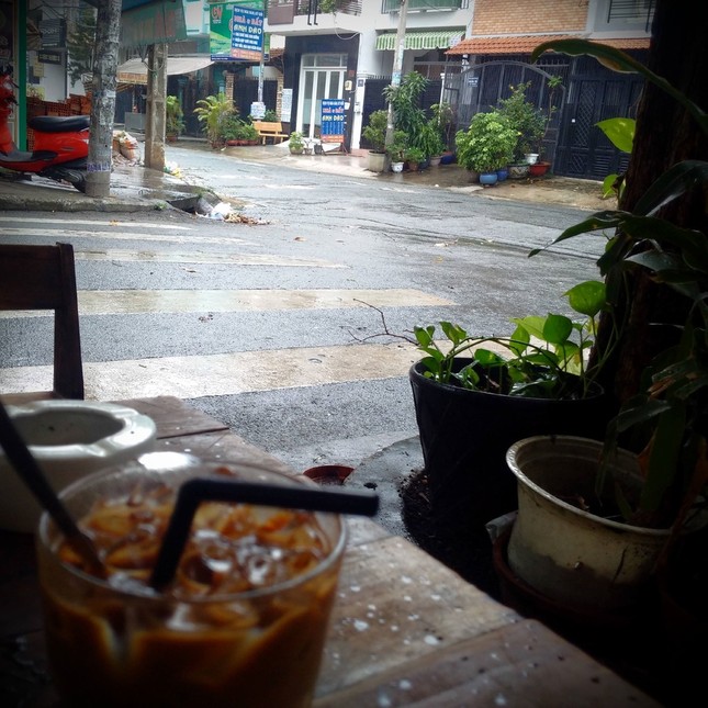 Mưa lớn bất ngờ, trời Sài Gòn tối mù dù đã 8h sáng, dân mạng hoang mang lo bão lại về ảnh 7