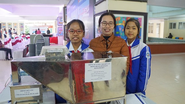 Chỉ mới lớp 8, hai bạn học sinh này đã sáng tạo được thùng rác có khả năng... "ăn" rác ảnh 2