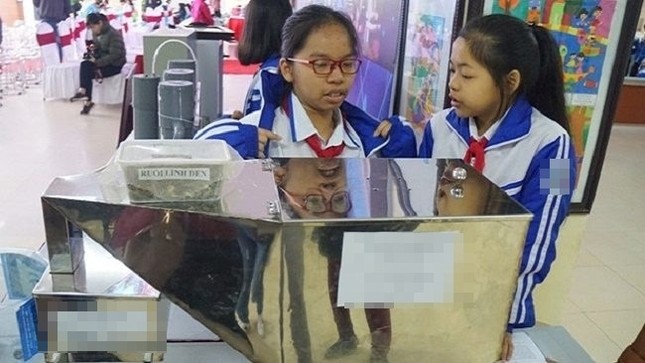 Chỉ mới lớp 8, hai bạn học sinh này đã sáng tạo được thùng rác có khả năng... "ăn" rác ảnh 3