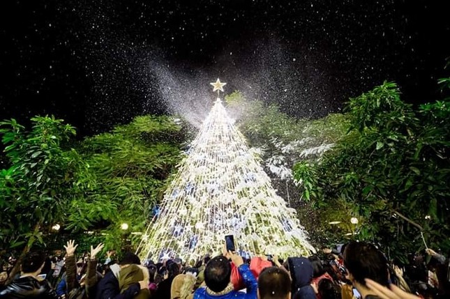 Loạt ảnh chứng minh Giáng sinh đã về đến ngõ: Xem trường Đại học nào có góc Noel đẹp nhất? ảnh 1