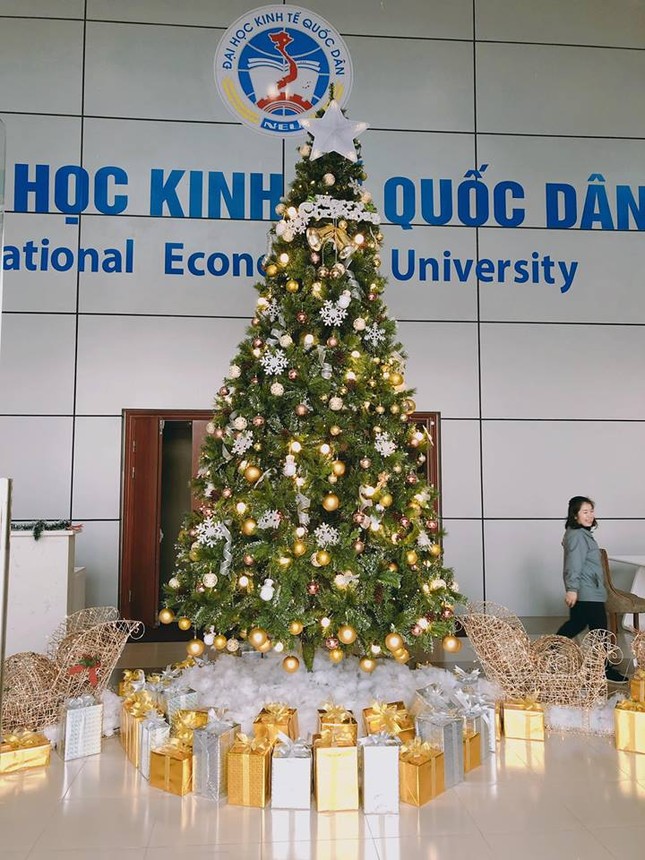 Loạt ảnh chứng minh Giáng sinh đã về đến ngõ: Xem trường Đại học nào có góc Noel đẹp nhất? ảnh 3