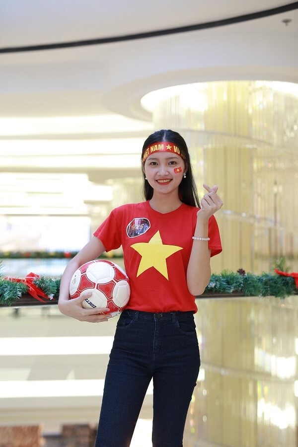 Thí sinh Chung kết "Hoa khôi Sinh viên Việt Nam 2018" cổ vũ đội tuyển Việt Nam ảnh 4
