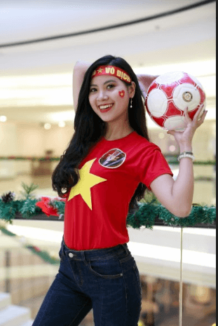 Thí sinh Chung kết "Hoa khôi Sinh viên Việt Nam 2018" cổ vũ đội tuyển Việt Nam ảnh 6