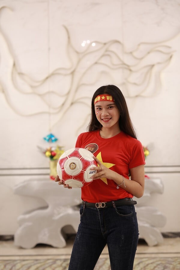 Thí sinh Chung kết "Hoa khôi Sinh viên Việt Nam 2018" cổ vũ đội tuyển Việt Nam ảnh 7