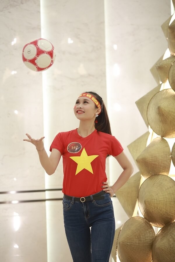 Thí sinh Chung kết "Hoa khôi Sinh viên Việt Nam 2018" cổ vũ đội tuyển Việt Nam ảnh 17