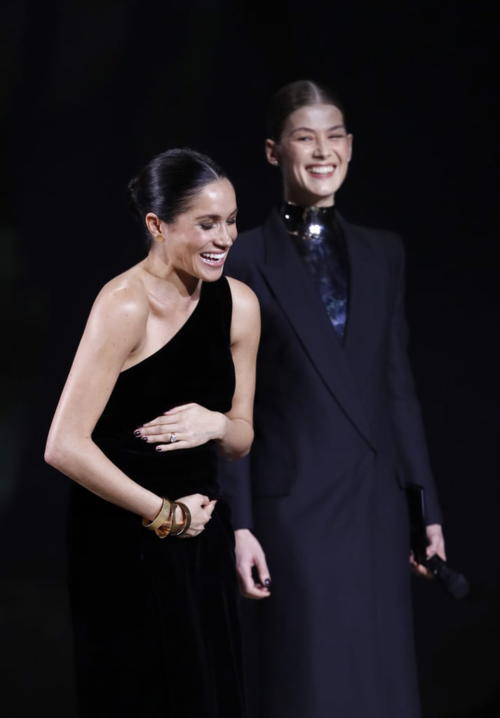 Công nương Meghan gây tranh cãi khi ôm bụng bầu xuất hiện tại sự kiện ảnh 2