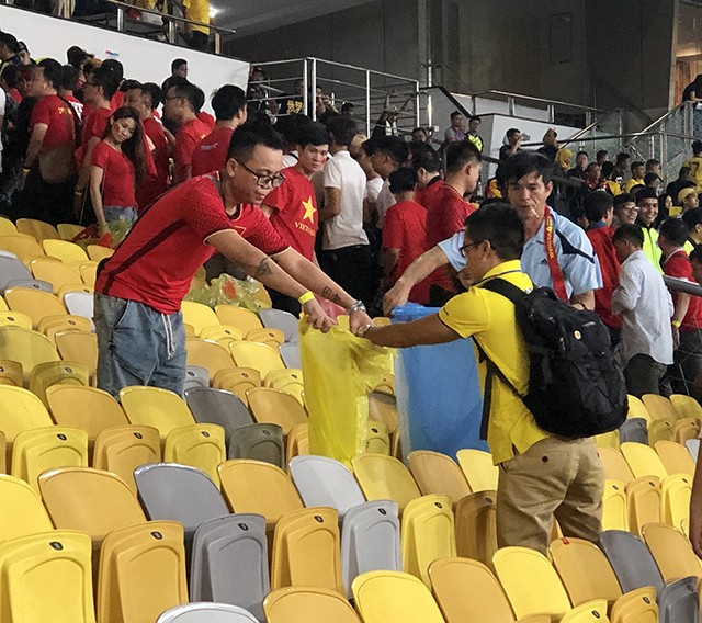 CĐV Việt Nam nhặt sạch rác trên khán đài sau trận chung kết tại Malaysia ảnh 1