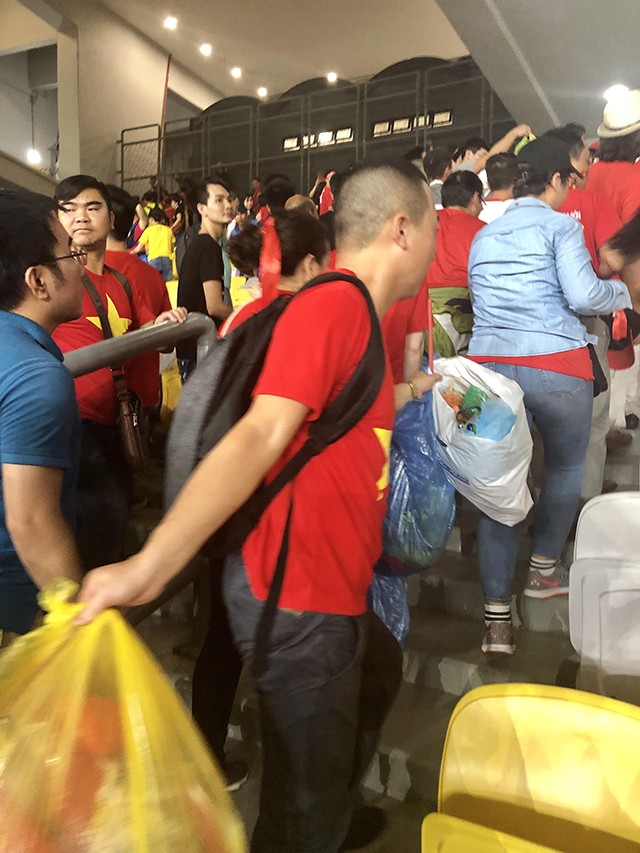 CĐV Việt Nam nhặt sạch rác trên khán đài sau trận chung kết tại Malaysia ảnh 7