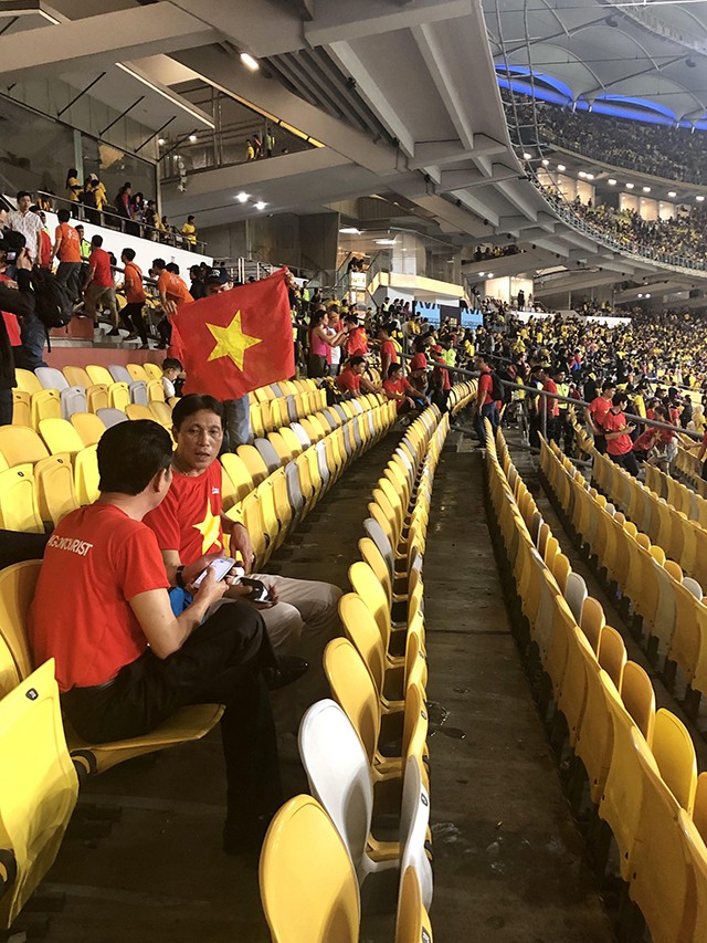 CĐV Việt Nam nhặt sạch rác trên khán đài sau trận chung kết tại Malaysia ảnh 9