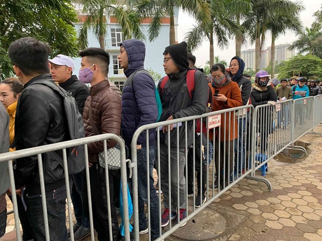 Hà Nội lạnh tê tái, khán giả vẫn kiên nhẫn chờ lấy vé xem chung kết AFF Cup ảnh 1