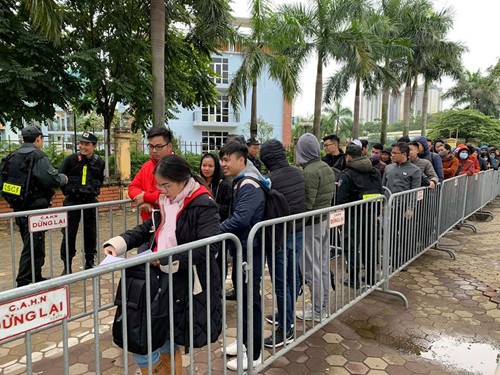 Hà Nội lạnh tê tái, khán giả vẫn kiên nhẫn chờ lấy vé xem chung kết AFF Cup ảnh 3