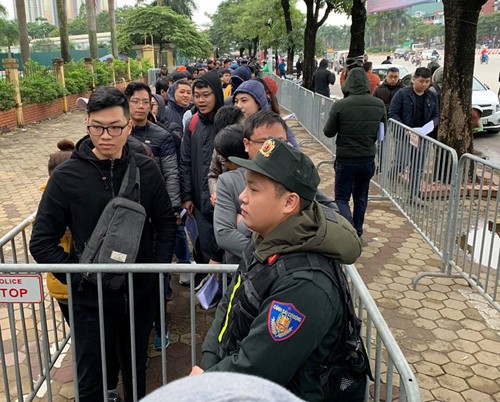 Hà Nội lạnh tê tái, khán giả vẫn kiên nhẫn chờ lấy vé xem chung kết AFF Cup ảnh 5