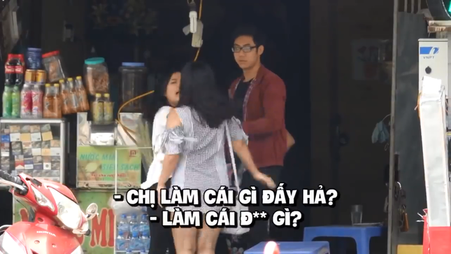 Cô gái thực hiện màn "troll" đánh ghen các cặp đôi lạ, ekip bị "ném đá" tới tấp: "Vô duyên!" ảnh 2