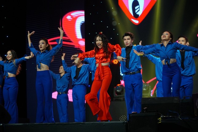 Hậu ồn ào bóng đá, Hòa Minzy tham dự đêm Chung kết "Hoa khôi Sinh viên Việt Nam 2018" ảnh 1