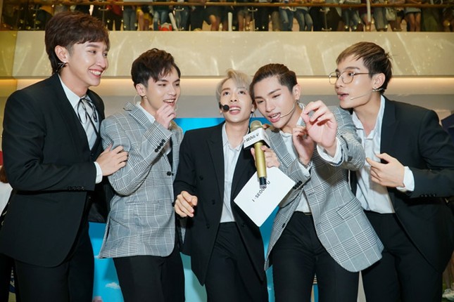 Hậu ồn ào bóng đá, Hòa Minzy tham dự đêm Chung kết "Hoa khôi Sinh viên Việt Nam 2018" ảnh 4