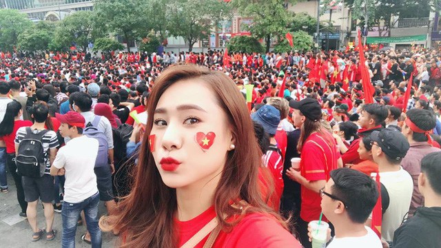 Xuân Bắc, Tự Long “nhận họ” với Đức Chinh cùng dàn sao cổ vũ tuyển Việt Nam ảnh 5