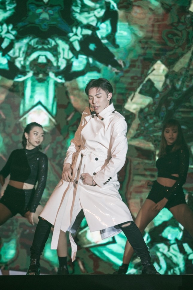 Erik trình diễn live loạt ca khúc được yêu thích tại showcase đầu tiên ảnh 2