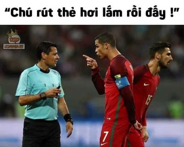 Trọng tài trận Chung kết bị chế ảnh rút thẻ vàng như lì xì ngày Tết ảnh 2